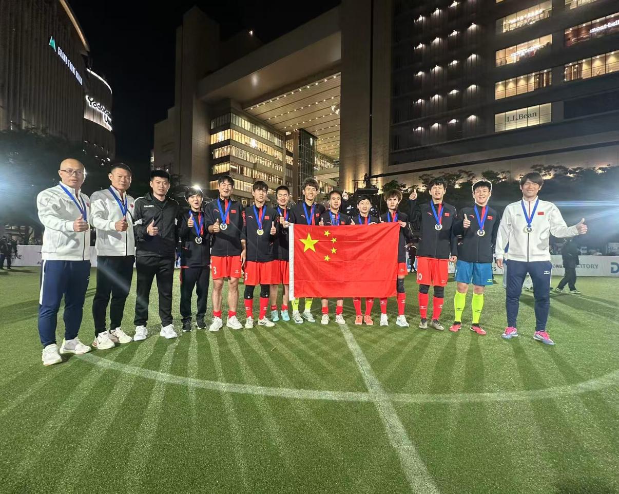 图为中国男子盲人足球队全体合影